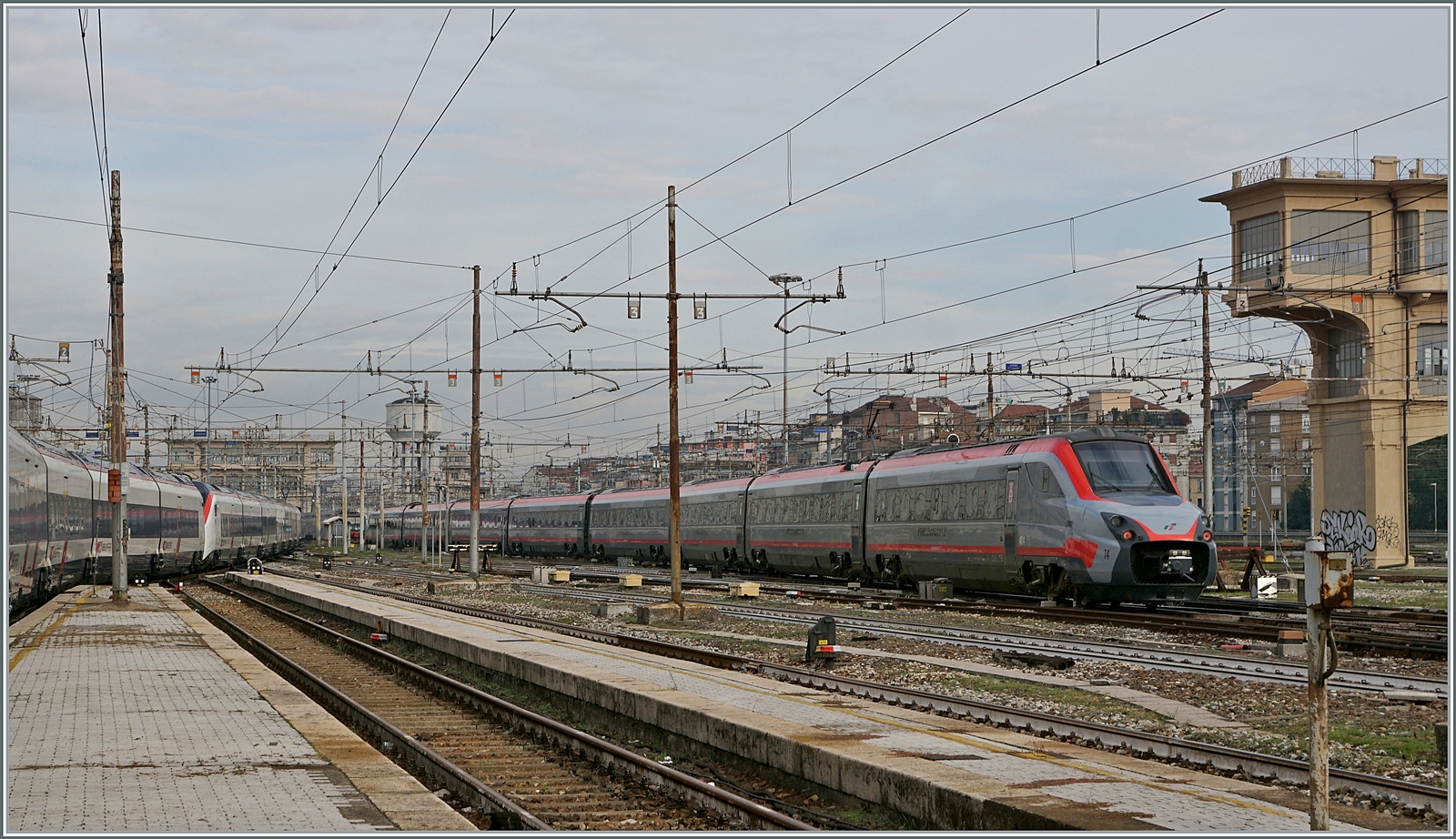 Der ETR 700 014 der noch in der  Frecciargento  Lackierung unterwegs ist, verlässt die Hallen der Bahnhofs von Milano Centrale und fährt in die Abstellanlage. 

8. November 2022