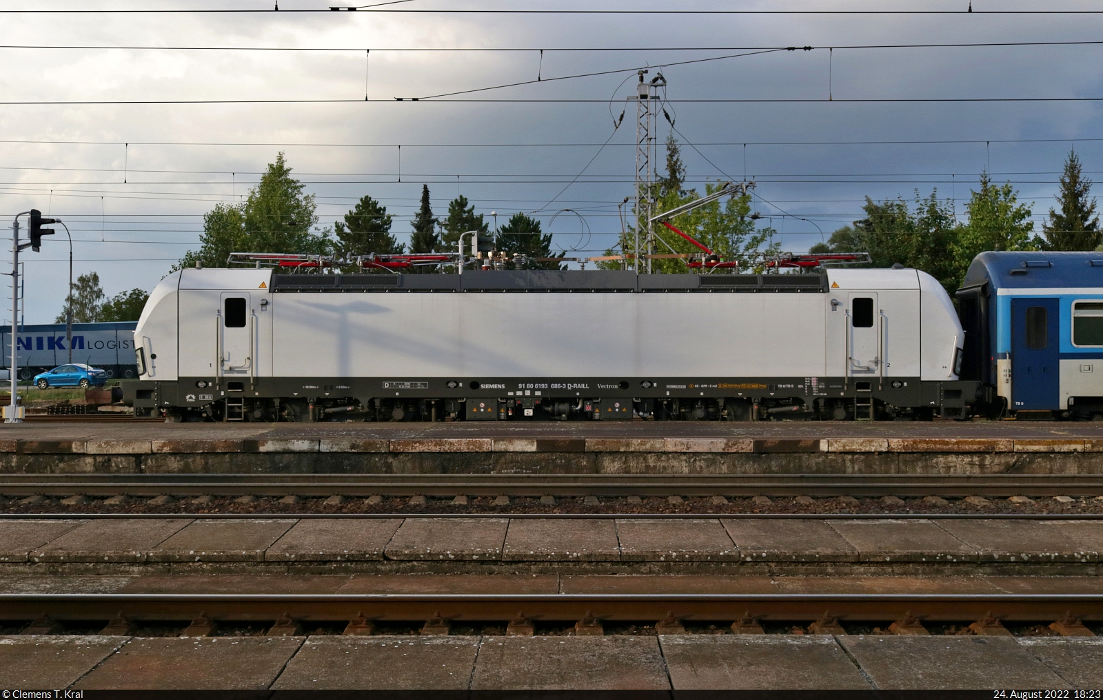 Der Express, mit dem ich im Bahnhof Přelouč (CZ) ankam, musste noch einen RegioJet vorbeilassen, ehe er ausfahren konnte. Genug Zeit, um das junge Zugpferd 193 686-3 (Siemens Vectron) von der Seite zu portraitieren.

🧰 Rolling Stock Lease s.r.o., vermietet an die ČD
🚝 R 884  Slovácký expres  Luhačovice (CZ)–Praha-Vršovice (CZ) [+10]
🕓 24.8.2022 | 18:23 Uhr