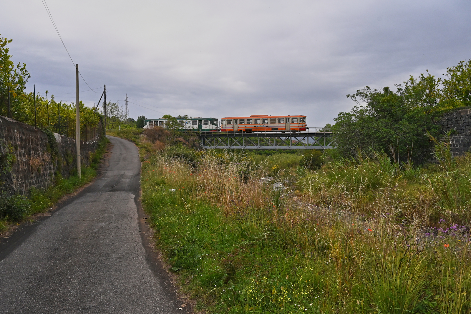 Der Fahrplan der Ferrovia Circumetnea auf dem Abschnitt zwischen Randazzo und Riposto weist nicht viele Fahrten auf. Zug Nr. 3 ist der erste Zug der  am Morgen in Richtung Riposto unterwegs ist. An 08.05.2024 war ADE15, zusammen mit ADE 19 als Zug 3 unterwegs und überquerte den Flusslauf Machia vor Giarre.