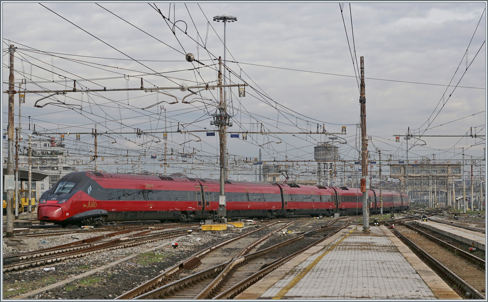 Der von der Formgebung etwas eigenwillige, aber durchaus gefällige .italo NTV EVO ETR 675 020 verlässt den Bahnhof von Milano Centrale. 

8. November 2022