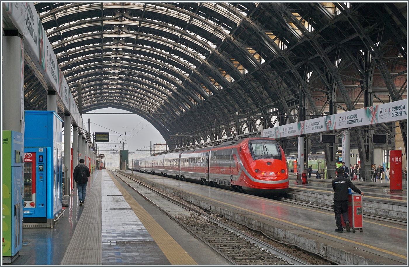 Der FS Treniatlia ETR 500 052 verlässt den Bahnhof von Milano Centrale pünktlich um 14:30. Das Ziel des Zuges: Regio di Calabria Centrale, wo der Frecciarossa nach einer langen Fahrt von gut 1250 km um 23:53 eintreffen wird. Auch wir waren unterwegs in den Süden Italiens, doch unsere Route führte über eine etwas anderen Weg... 

27. Februar 2026