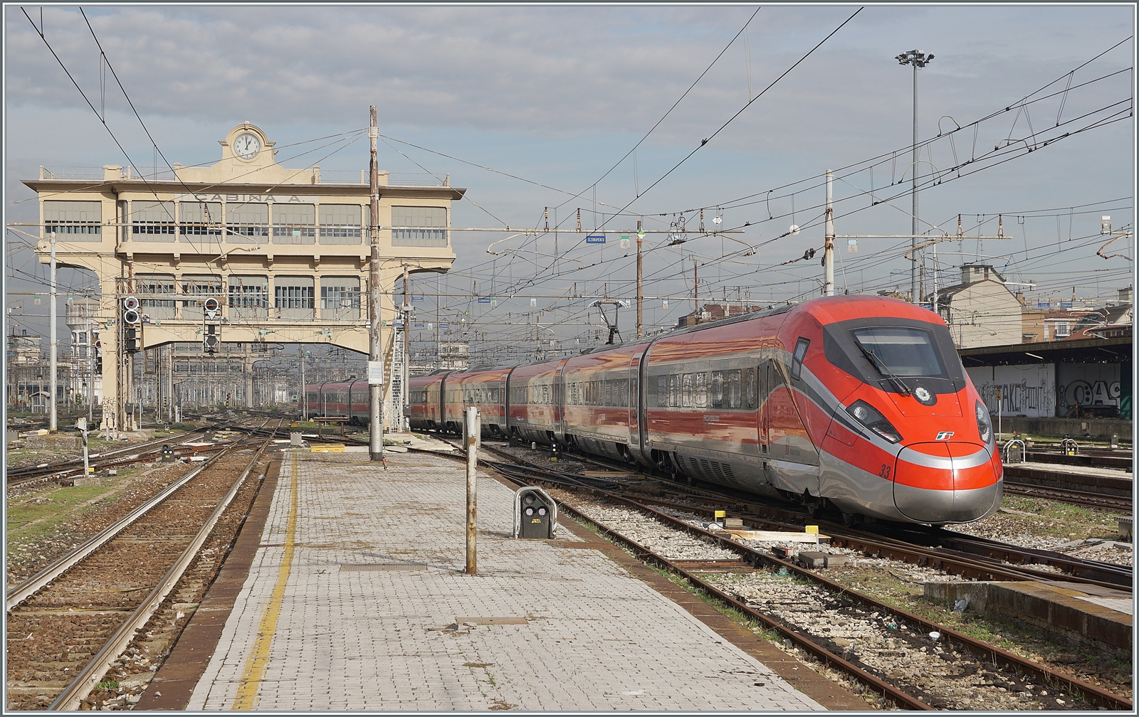 Der FS Trenitalia ETR 400 verlässt Milano Centale. Die ETR 400 decken mit den ETR 500 zur Zeit die meisten Frecciarossa Verbindungen ab, zudem verkehren die ETR 400 im internationalen Verkehr von Milano bis Paris, und im innerfranzösischen Verkehr zwischen Lyon und Paris. 
Bis 2023 sollten 87 Züge gebaut sein. Die V300 ZEFIRO, Frecciarossa 1000 sind für eine Spitzengeschwindigkeit von 400 km/h konstruiert, welche sich in der Baureihenbezeichnung ETR 400 wiederspiegelt, fahren aber zur Zeit  nur  360 km/h. 

Aus meiner Sicht gehören die ETR 400 optisch zu den formschönsten Zügen die je konstruiert wurden.

8. November 2022