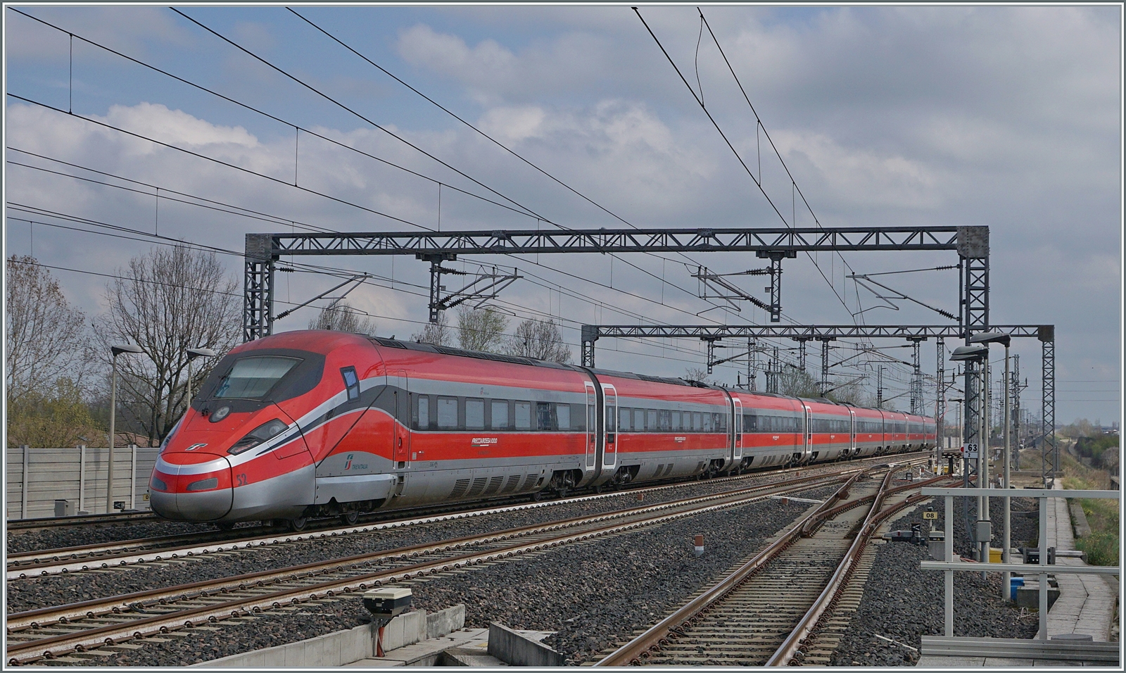 Der FS Trenitalia ETR 400 052 macht seiner Bezeichnung alle Ehre und fährt unglaublich schnell durch den Bahnhof Reggio Emilia AV Richtung Süden.

14. März 2023

