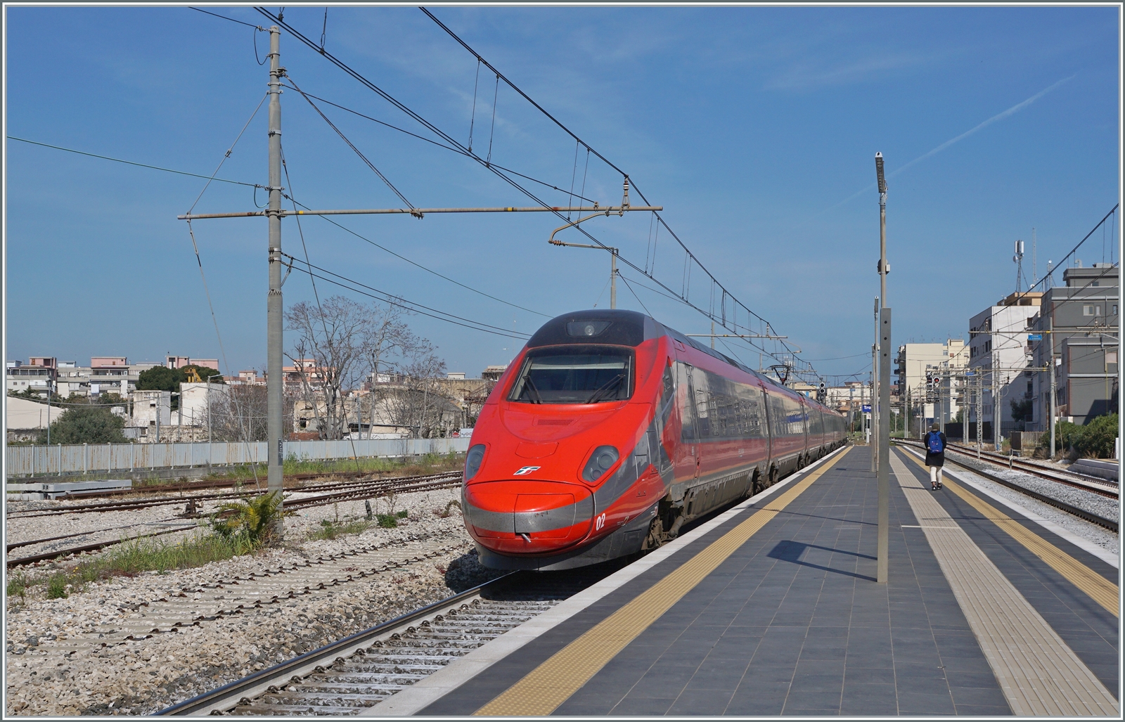 Der FS Trenitalia ETR 600 002 in neuer Frecciarossa Lackierung und ein weiterer ETR 600 sind als FR 8306 von Bari (ab 8:46) nach Roma Termini an (12:55) unterwegs und fahren mit recht hoher Geschwindigkeit durch den Bahnhof von Trani. 

22. April 2023