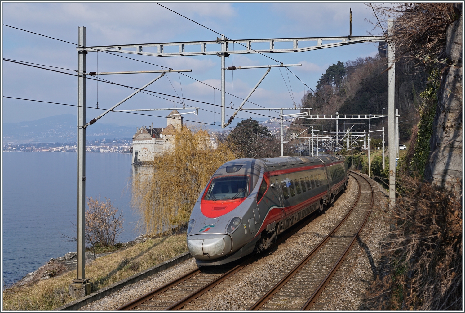 Der FS Trenitalia ETR 610 ist als EC von Milano nach Genève unterwegs und fährt am bekannten Château de Chillon vorbei. 

8. Februar 2023
