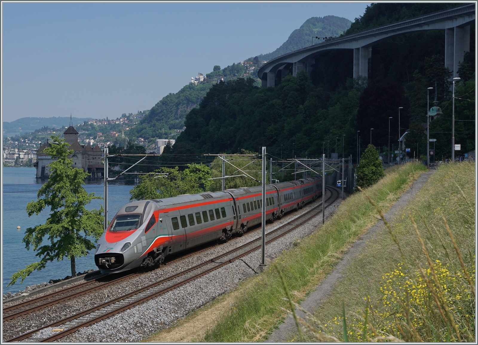 Der FS Trenitalia ETR 610 002 ist als EC 32 von Milano nach Genève unterwegs und fährt beim Château de Chillon geradewegs in den dunklen Schatten einer Gewitterwolke. Ob und falls ja,  wann werden die ETR 610 in der neuen und für diese Züge besonders passenden Frecciarossa Lackierung zu sehen sein? 

31. Mai 2023