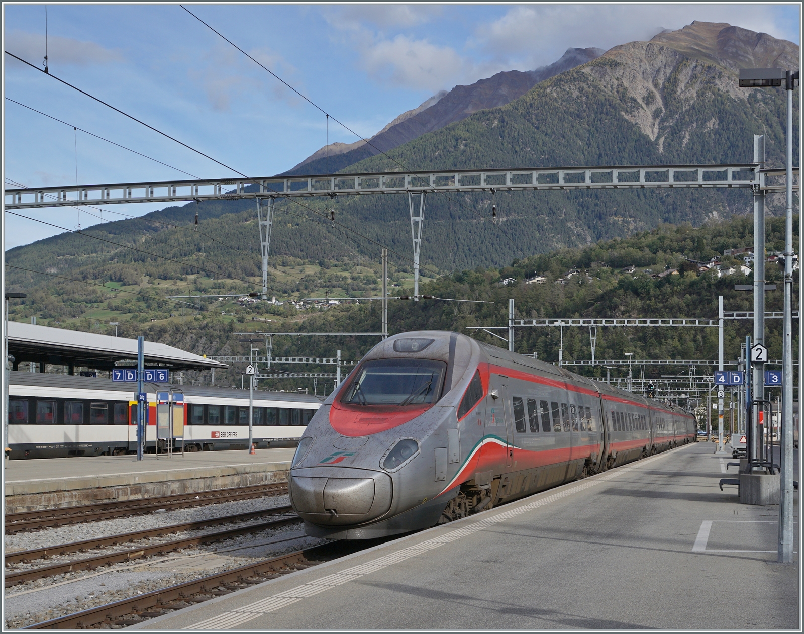 Der FS Trenitalia ETR 610 008 verlässt als EC 39 von Genève nach Milano den Bahnhof Brig. 

19. Oktober 2023