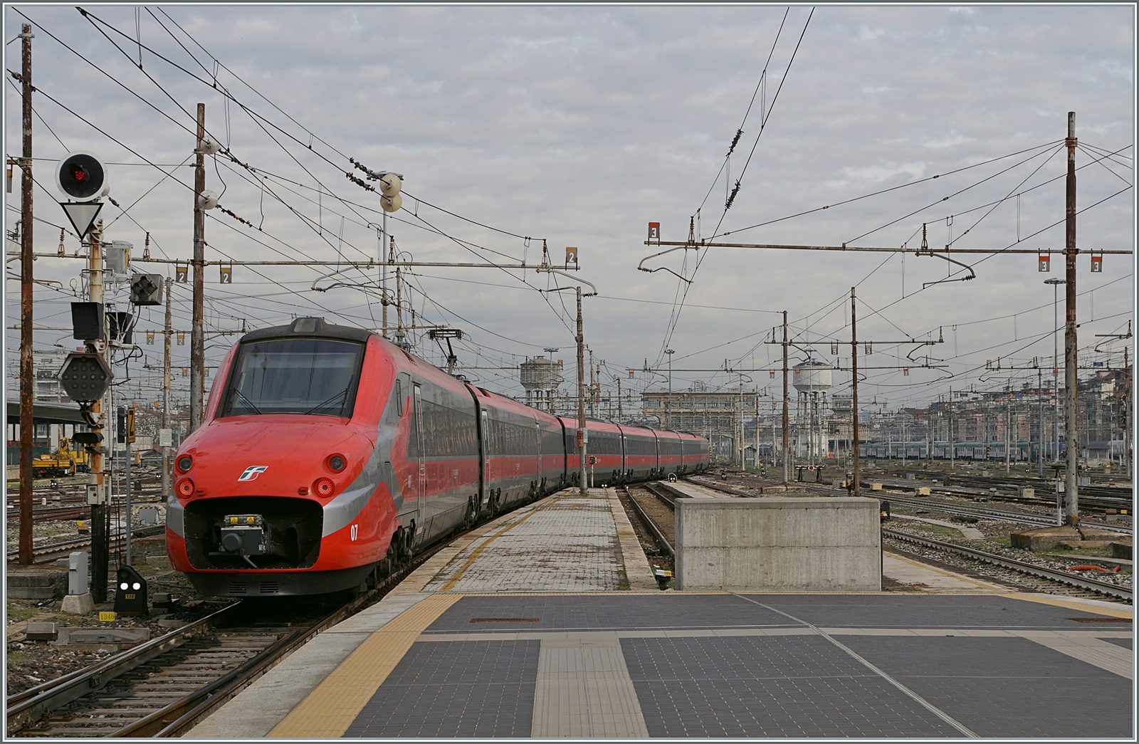 Der FS Trenitalia ETR 700 007 verlässt als Frecciargento FR 9723 nach Venezia SL den Bahnhof von Milano Centrale. 

8. November 2022