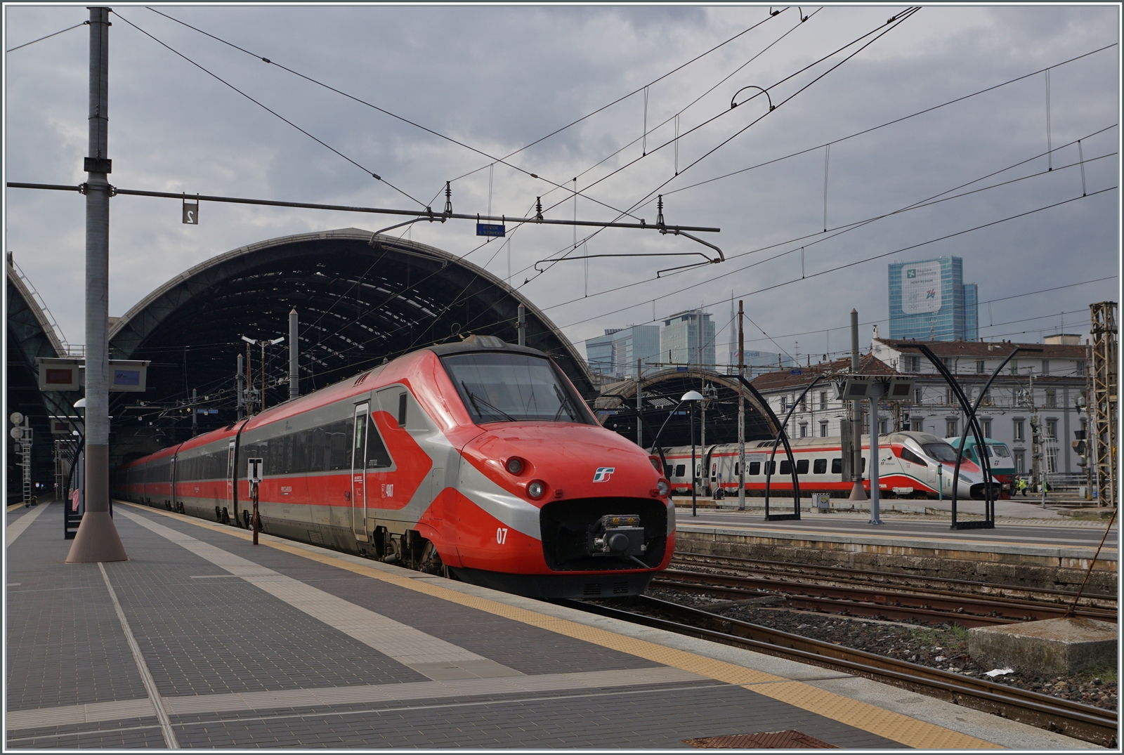 Der FS Trenitalia ETR 700 007 verlässt als Frecciargento FR 9723 nach Venezia SL den Bahnhof von Milano Centrale. 

8. November 2022