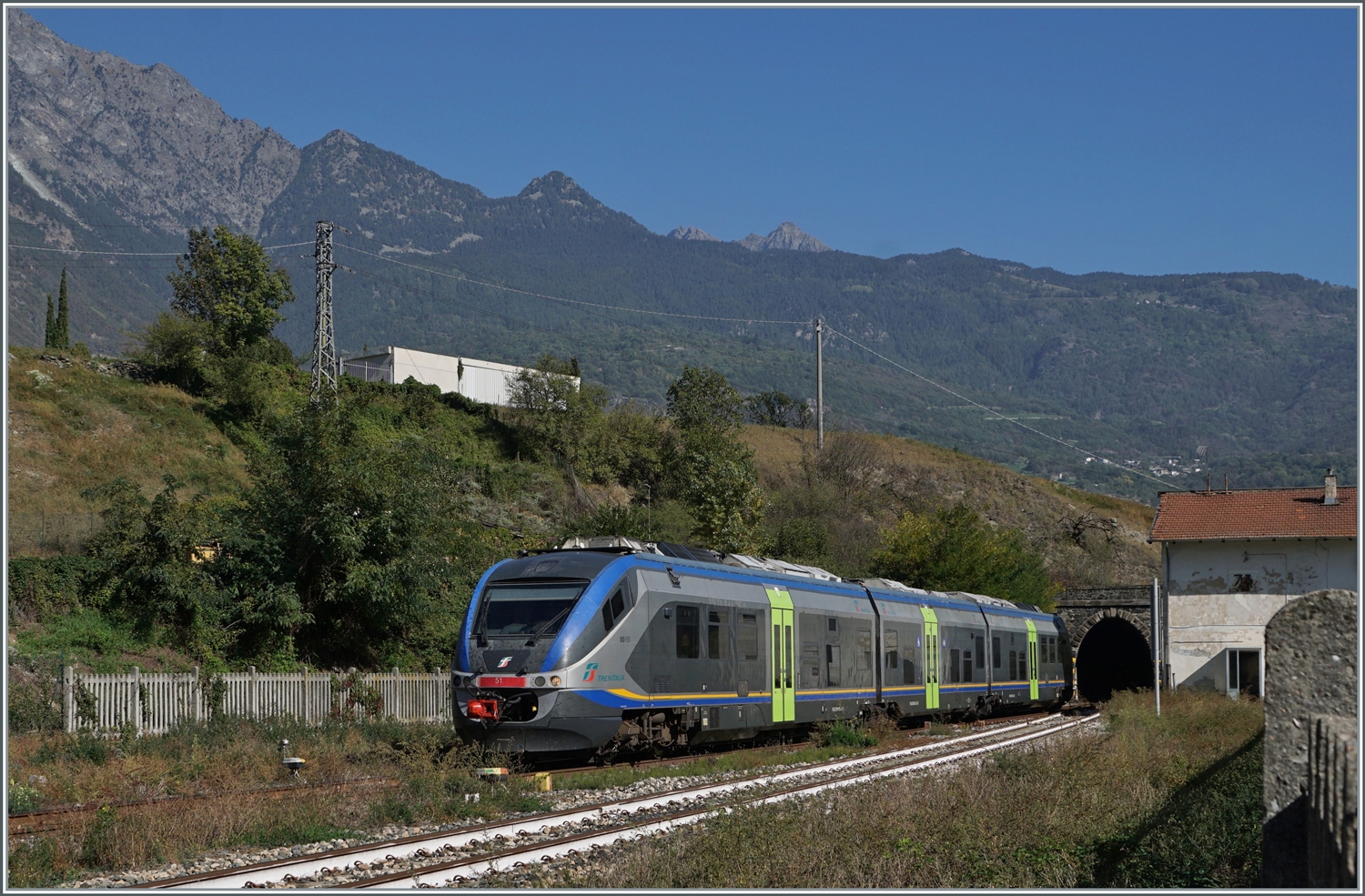Der FS Trenitalia MD Ale 501 051  Minuetto  erreicht als Regionalzug von Ivrea nach Aosta den Bahnhof Chatillon Saint Vincent. 

11. Oktober 2023 