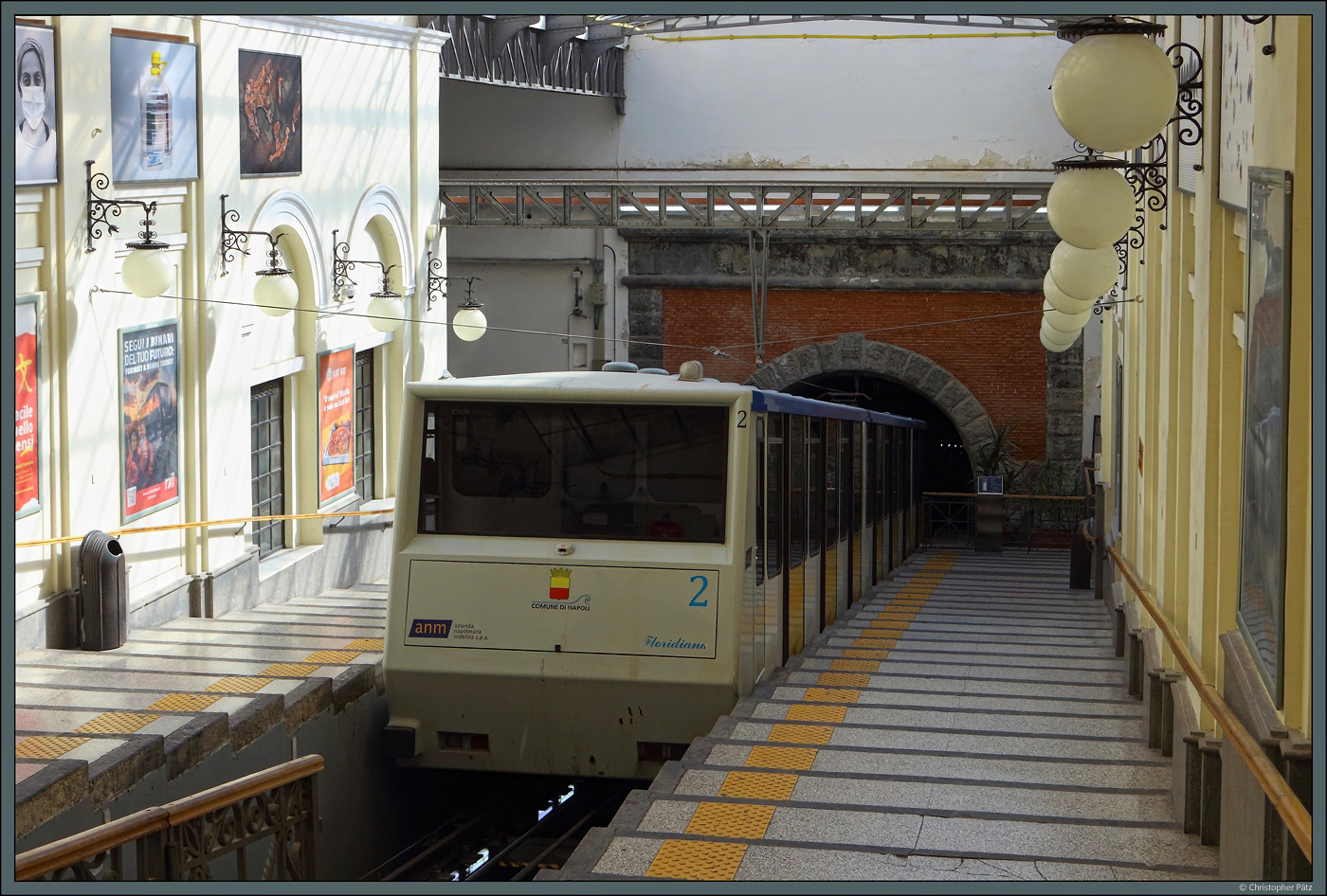 Der Funicolare Centrale ist eine von vier Standseilbahnen in Neapel und wurde 1928 eröffnet. Wagen 2 verlässt am 20.02.2024 die Bergstation Piazza Fuga Richtung Augusteo.