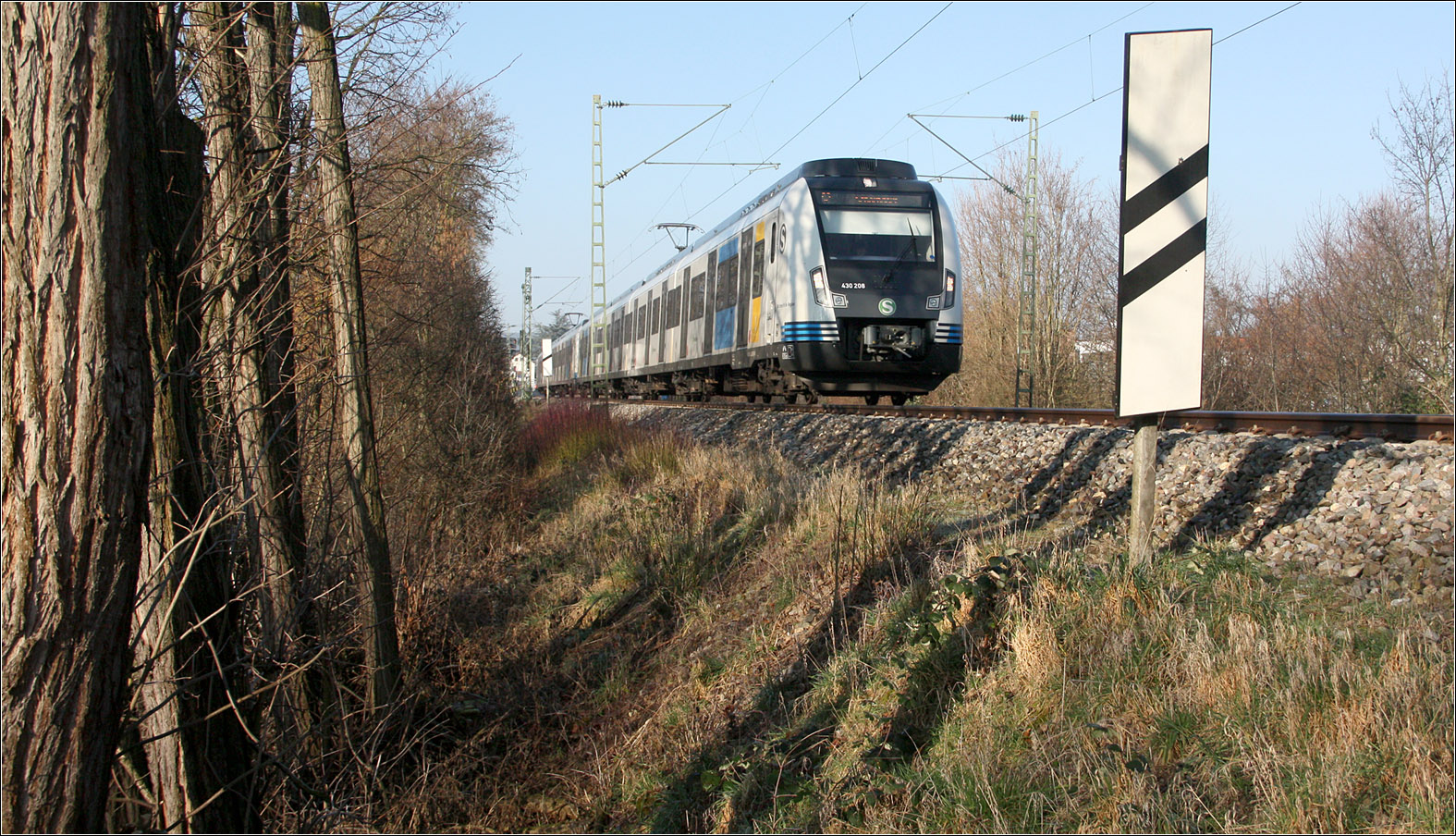 Der Gegenzug - 

Ein weitere Vollzug mit Wagen der neuen Serie der Baureiche 430 quert kurze Zeit später die selbe Fotostelle in Richtung Schorndorf.

14.02.2023 (M)