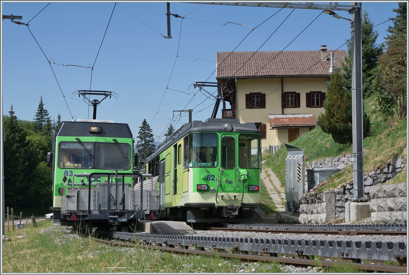 Der Gegenzug hat den Bahnhof Col-de-Soud erreicht; beide Züge werden ihre Fahrt nach Villars und Col-de-Bretaye fortsetzen. 

19. August 2023