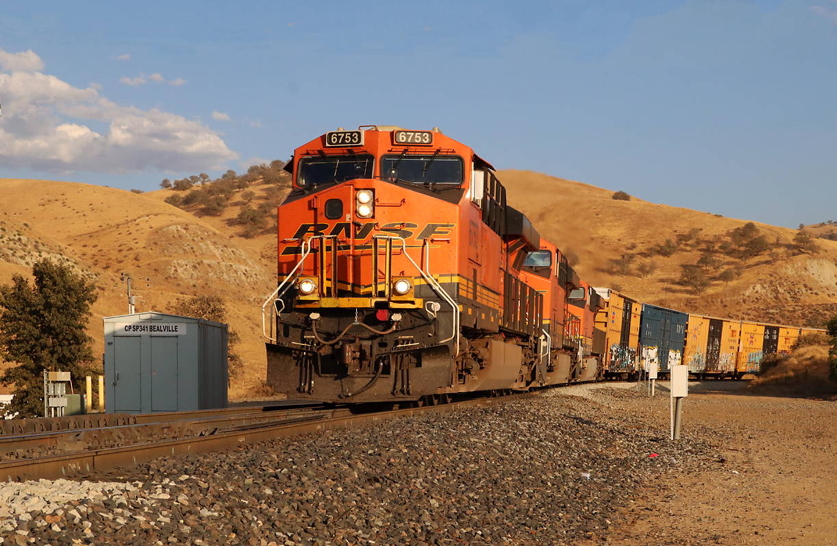 Der gemischte BNSF-Güterzug erreicht den Betriebspunkt Bealville (Uebergang Einspur/Doppelspur). Bealville, CA, 26.9.2022