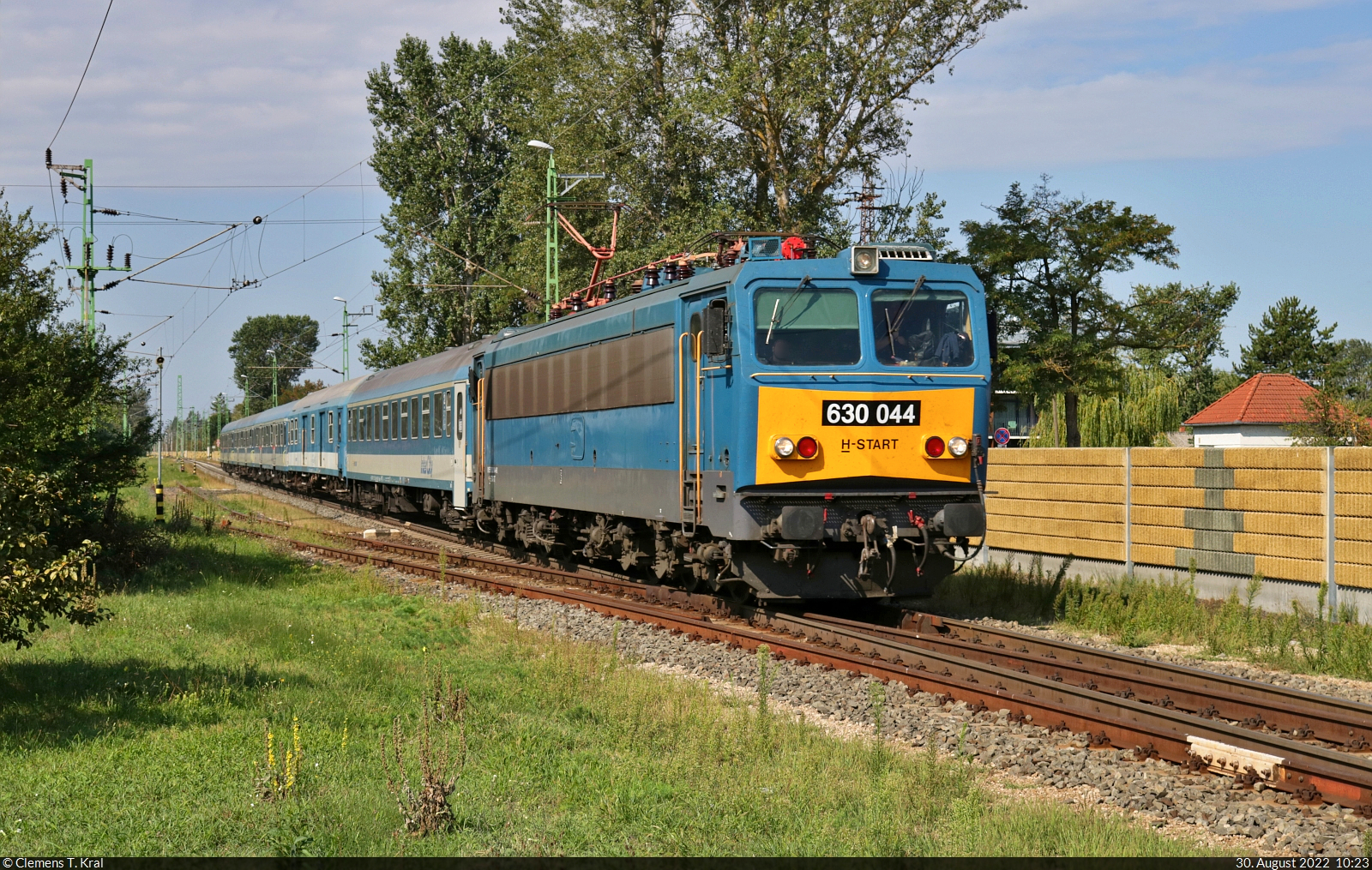Der  Gigant  mit der Nummer 630 144-8 erhält Einfahrt in den Bahnhof Balatonfenyves (HU) und wurde am Bahnübergang Kölcsey-Ferenc-Straße in Szene gesetzt.

🧰 MÁV
🚝 IC 857  Tópart Intercity  Nagykanizsa (HU)–Budapest-Déli pu (HU) [+5]
🕓 30.8.2022 | 10:23 Uhr