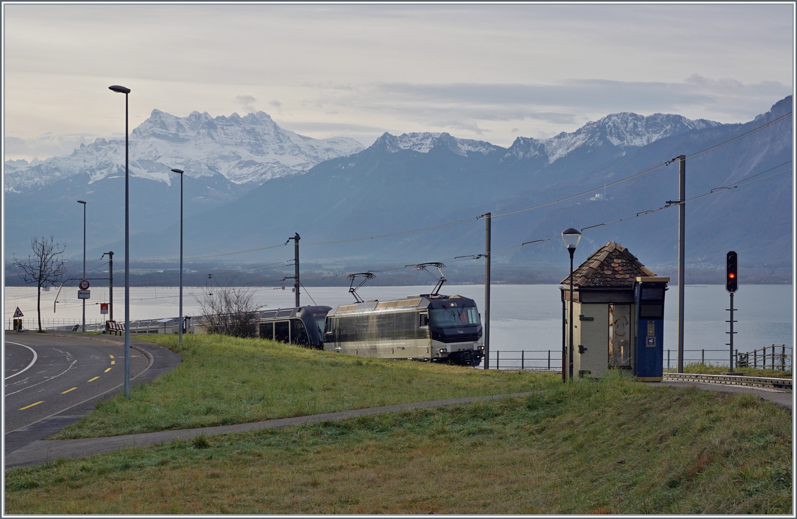 Der GoldenPass Express kommt: von Montreux kommend taucht die MOB Ge 4/4 8002 mit dem GPX 4068 bei Châtelard auf; dieses Bild zeigt eher wenig vom Zug, dafür um so mehr von Aussicht, welche die Reisenden auf dem Weg von Montreux nach Interlaken schon kurz nach der Abfahrt geniessen können.

26. Dezember 2022