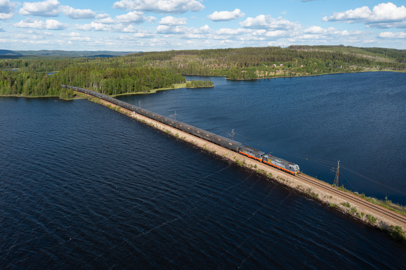 Der Hectorrail 41243 überquert am 16.06.2022 den Damm über den Björnsjön beim gleichnamigen Bahnhof Björnsjö.