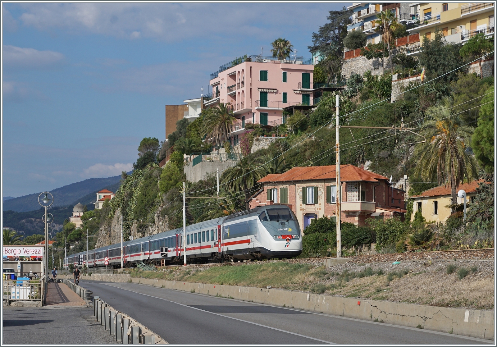 Der von je einer E 414 an der Spitze und am Schluss geführt, erreicht der FS Trenitalia IC 631 von Ventimiglia nach Milano bei Borgio Verezzi in Kürze seinen nächsten Halt Finale Ligure. Der Streckenabschnitt von Finale Ligure nach Andora ist zur Zeit der letzte Streckenabschnitt der Strecke Genova - Ventimiglia welcher noch auf dem ursprünglichen Trasse dem Meer und durch die Ortschaften entlang führt und soll längerfristig auch neu trassiert werden.

22. September 2022