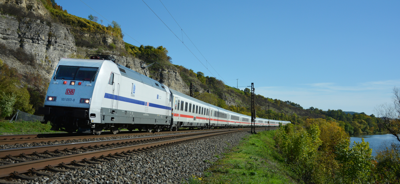 Der Klassiker: IC 2082  Königssee  am 09.10.2022 bespannt mit der 101 057-8  European Year of Rail 2021 - Bahn für Europa  bei Himmelstadt im herbstlich gefärbten Maintal.