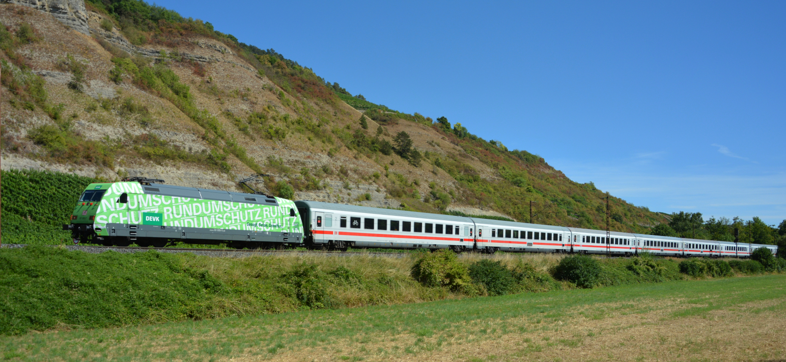 Der Klassiker im Maintal: IC 2082  Königssee  am 6. August 2022 bei sommerlicher Hitze bespannt mit 101 005-7  DEVK  nahe Thüngersheim.