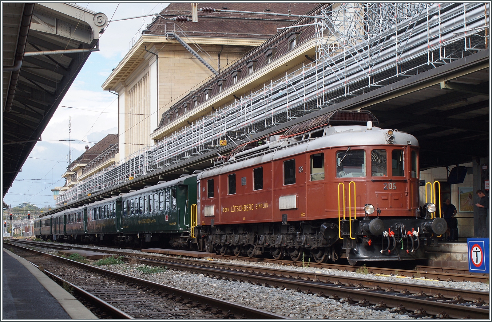 Der  L'Association 141R568  Extrazug Train Chasse mit der ex BLS Ae 6/8 N° 205 beim Halt in Lausanne.

14. Oktober 2023