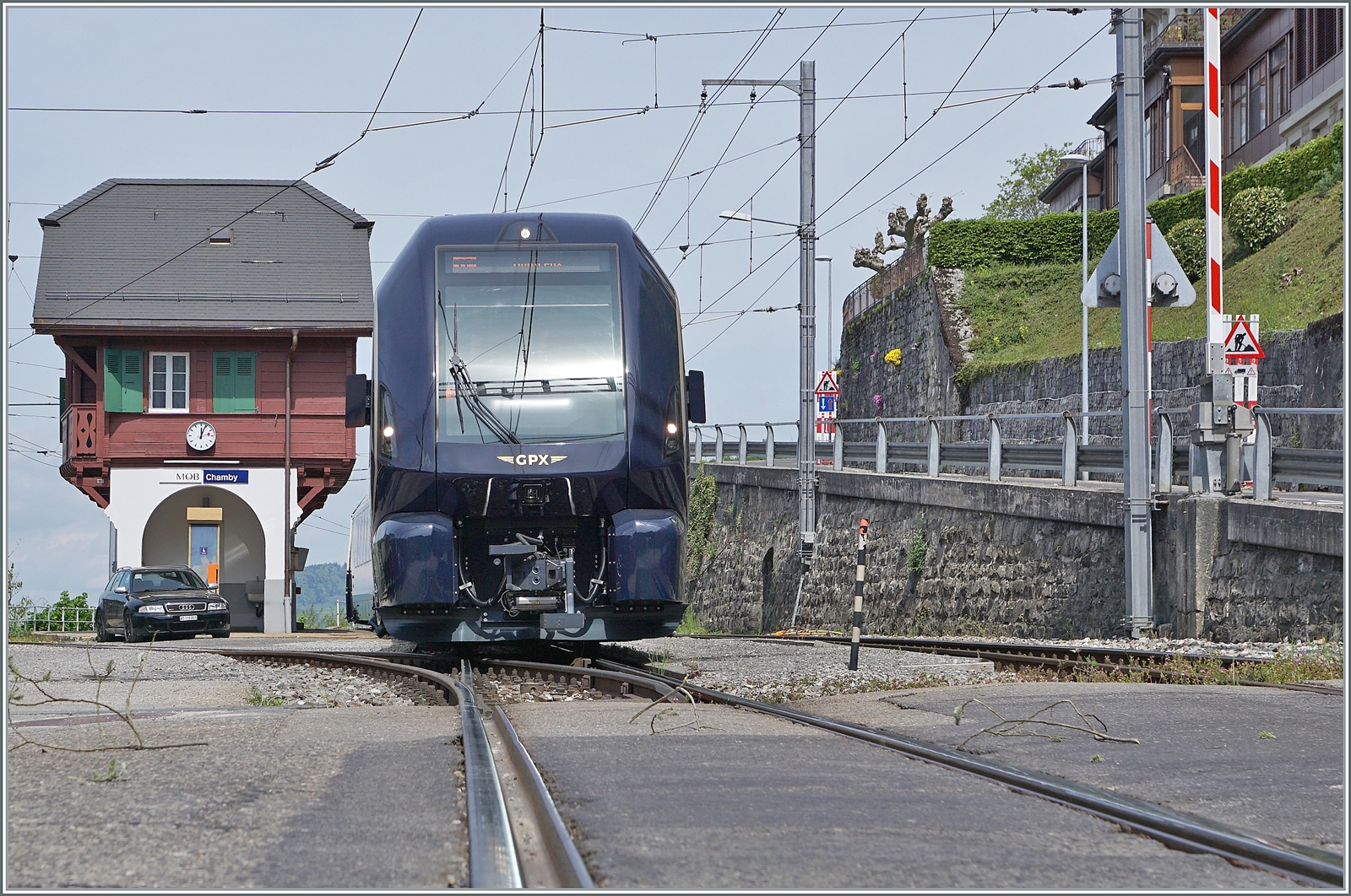 Der MOB GPX 4065 von Zweisimmen nach Montreux mit der schiebenden Ge 4/4 8004 muss in Chamby den Gegenzug abwarten und ermöglich dadurch dieses Bild. Der Fotostandort ist auf der Strasse und wie rechts im Bild zu sehen ist, bei geöffneter Schranke.

6. Mai 2023