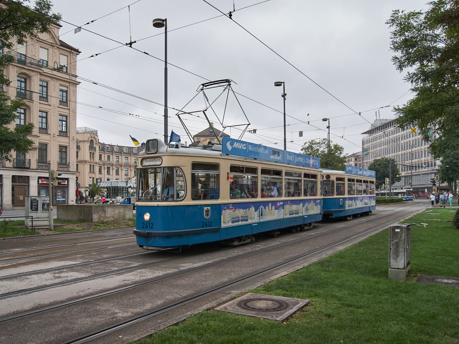 Der M�nchner M4-m4-Zug aus Triebwagen 2412 und Beiwagen 3407 wird unter anderem f�r Stadtrundfahrten eingesetzt. Am 27.07.2014 hat der Zug gerade die Haltestelle Stachus passiert und war auf dem Weg in Richtung Schwabing.