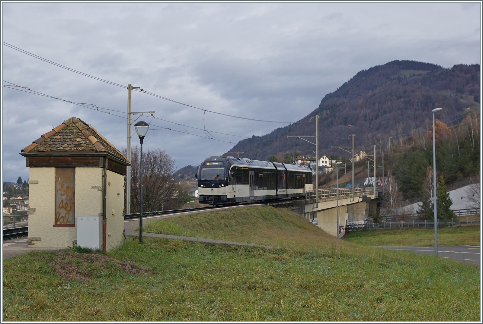 Der MVR ABeh 2/6 7501 ist als Regionalzug 2309 von Les Avants nach Montreux unterwegs und errecicht Châtelard VD. Im Hintergrund  Les Pléiades .

26. Dezember 2022
