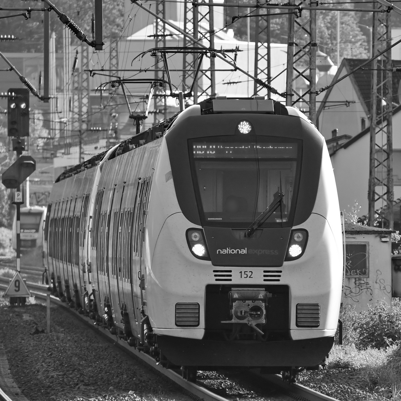 Der National Express-Elektrotriebzug 152 ist auf dem Ferngleis unterwegs. (Wuppertal-Unterbarmen, August 2023)
