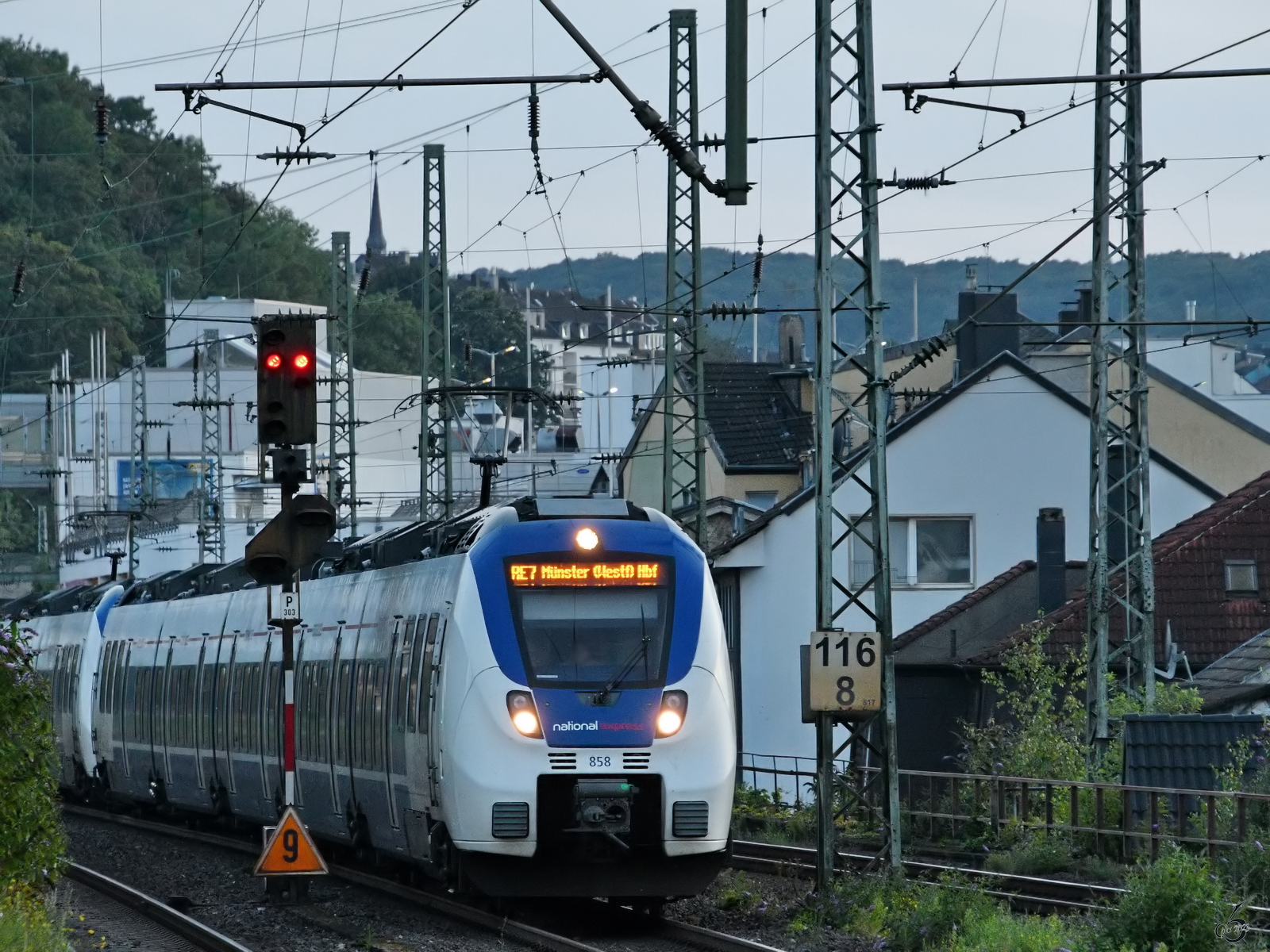 Der National Express-Elektrotriebzug 858 ist auf dem Ferngleis unterwegs. (Wuppertal-Unterbarmen, August 2023)