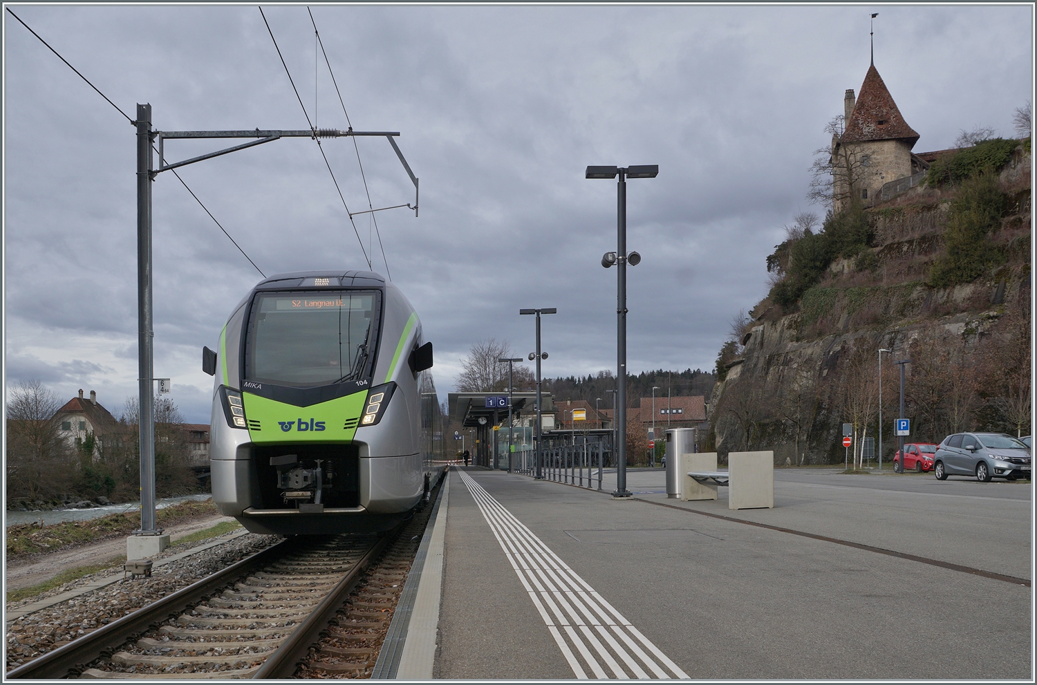 Der neue Bahnhof von Laupen BE mag fonctionnel sein, verfügt aber über keinerlei Charme. Ums so mehr böte sich der  alte Bahnhof  und die Strecke nach Gümmenen für eine Museumsbahn an... 

Der BLS RABe 528 104 wartet in Laupen BE auf die Abfahrt als S 2 15243 nach Langnau i.E. via Bern - Konolfingen.

24. Januar 2024