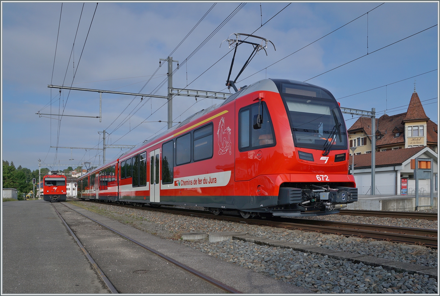 Der neue CJ ABe 4/12 672 (Be 2/4 - B - Be 2/4 672) ist auf Testfahrt. Der Triebzug hat Le Noirmont erreicht, wo er für die Rückfahrt wendet. 

26. Juni 2024