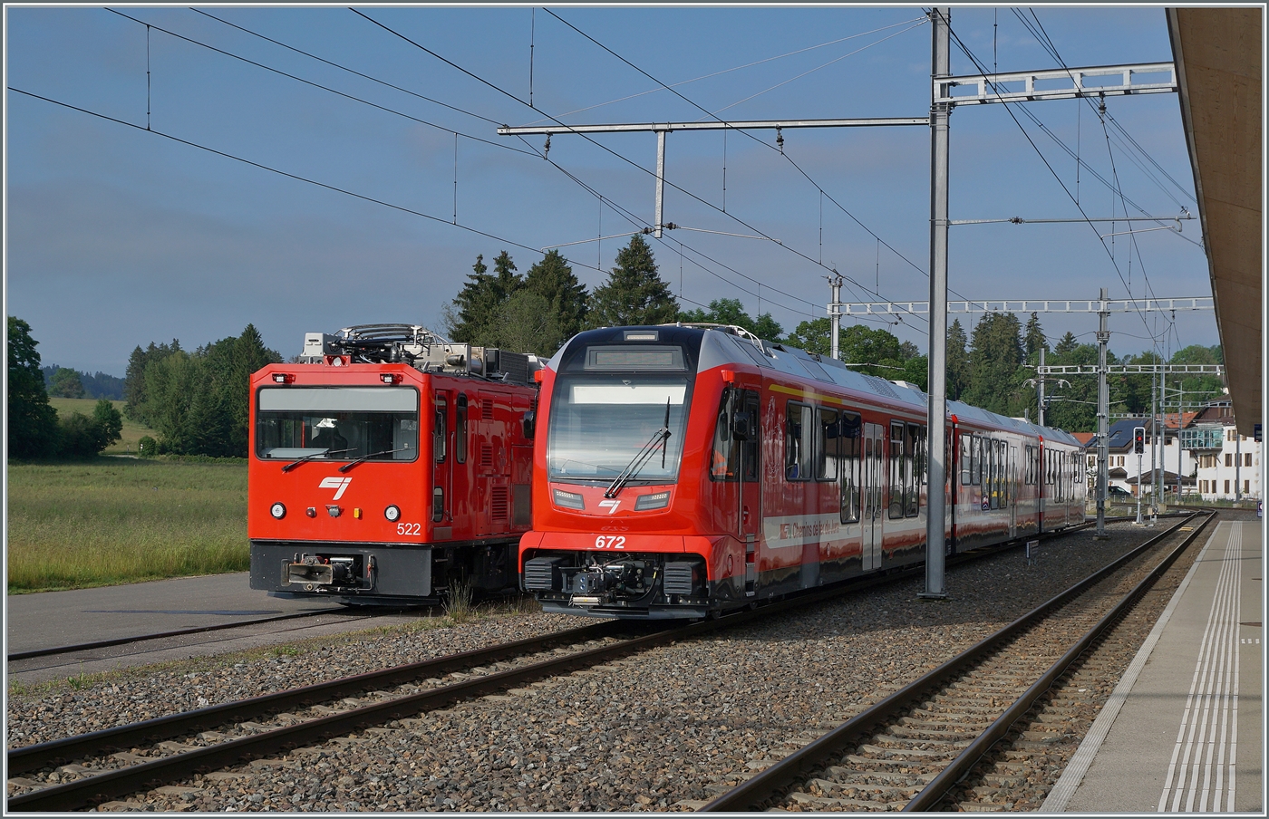 Der neue CJ ABe 4/12 672 (Be 2/4 - B - Be 2/4 672) ist auf Testfahrt und begegnet in Le Noirmont dem dort abgestellten CJ Gem 2/2 522. 

26. Juni 2024