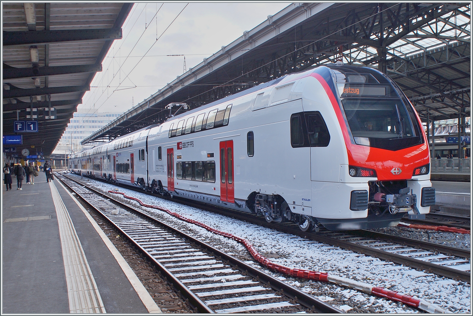 Der neue SBB RABe 512 008 (94 85 0 512 008-9 CH-SBB) für den Fernverkehr bei einer Test-Fahrt in Lausanne. Noch fehlen die Anschriften für die erste und zweite Klasse.

23. Januar 2023