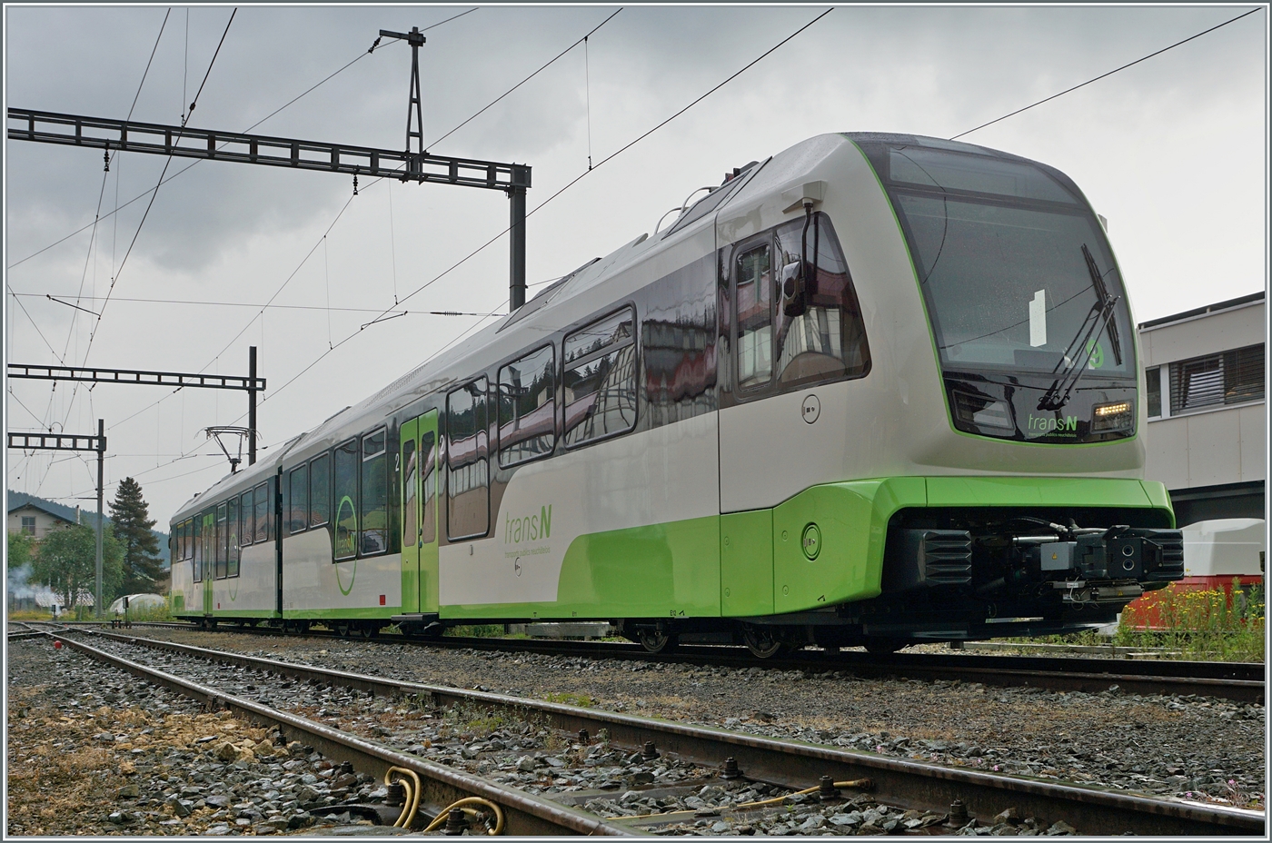 Der neue TransN ABe 4/8 N° 9 seht in Les Ponts de Martel, während für den Planverkehr zu diesem Zeitpunkt (noch) die beiden BDe 4/4 6 und 8 im Einsatz stehen. Das Bild entstand an der Ecke des Dépôts, welches bis zu diesem Punkt frei zugänglich ist (Fahrradparkplatz). 

26. Juni 2024