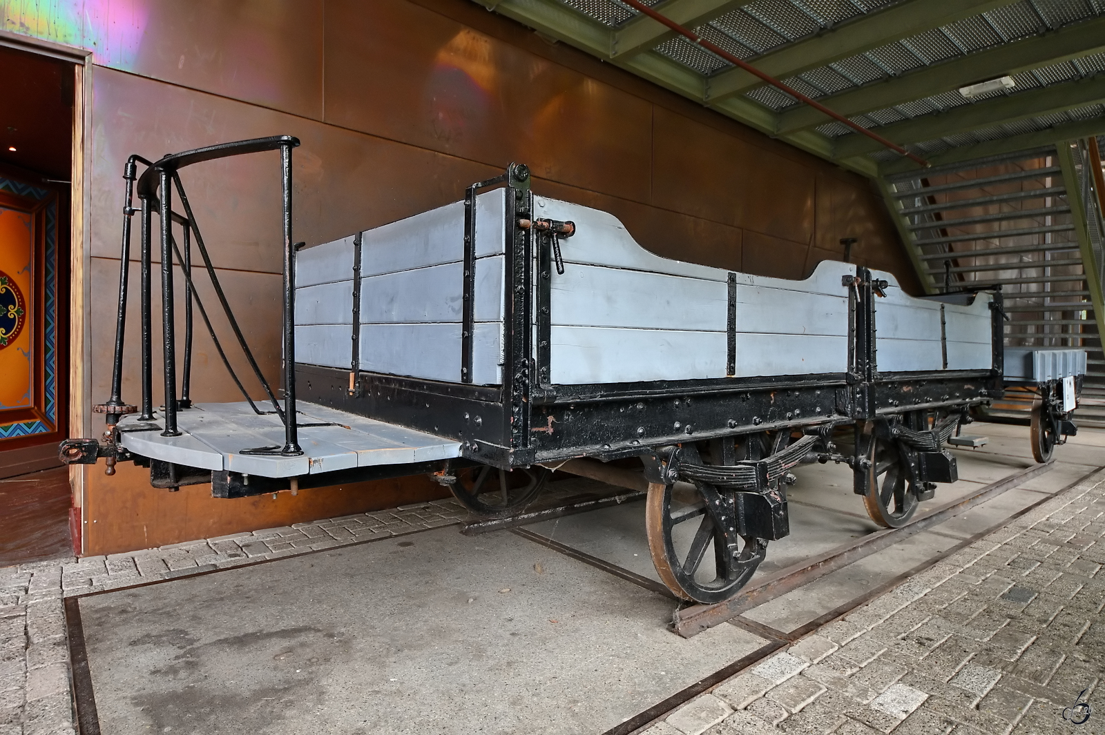 Der offene G�terwagen G1 wurde 1880 bei Beijnes in Haarlem gebaut, dahinter gekoppelt der einachsige offener G�terwagen Dk2 aus dem Jahr 1881. Diese waren urspr�nglich an Pferdestra�enbahnen in Friesland gespannt und dienten dem Transport von leichten G�tern.(Eisenbahnmuseum Utrecht, September 2026)