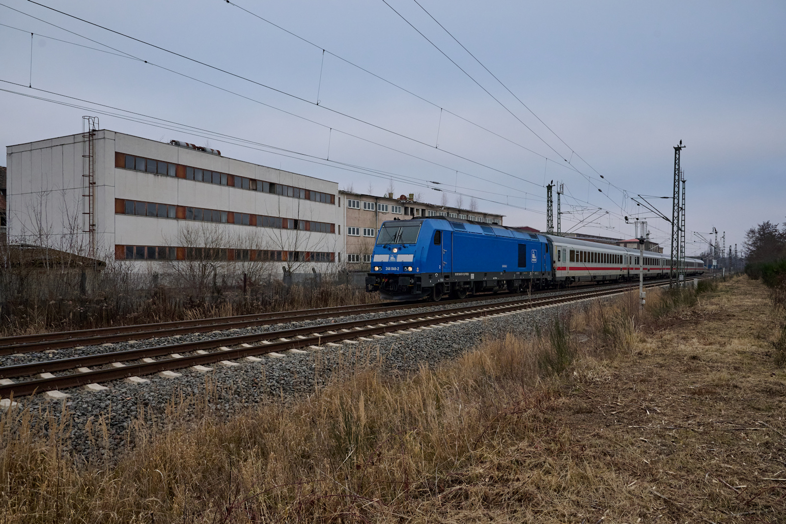Der Ostthüringer IC wird morgens von Leipzig nach Gera überführt, was nur an Sonntagen bei Tageslicht passiert. Am 25.12.2025 zog 246 049 den IC durch Regis-Breitingen in Richtung Gera.