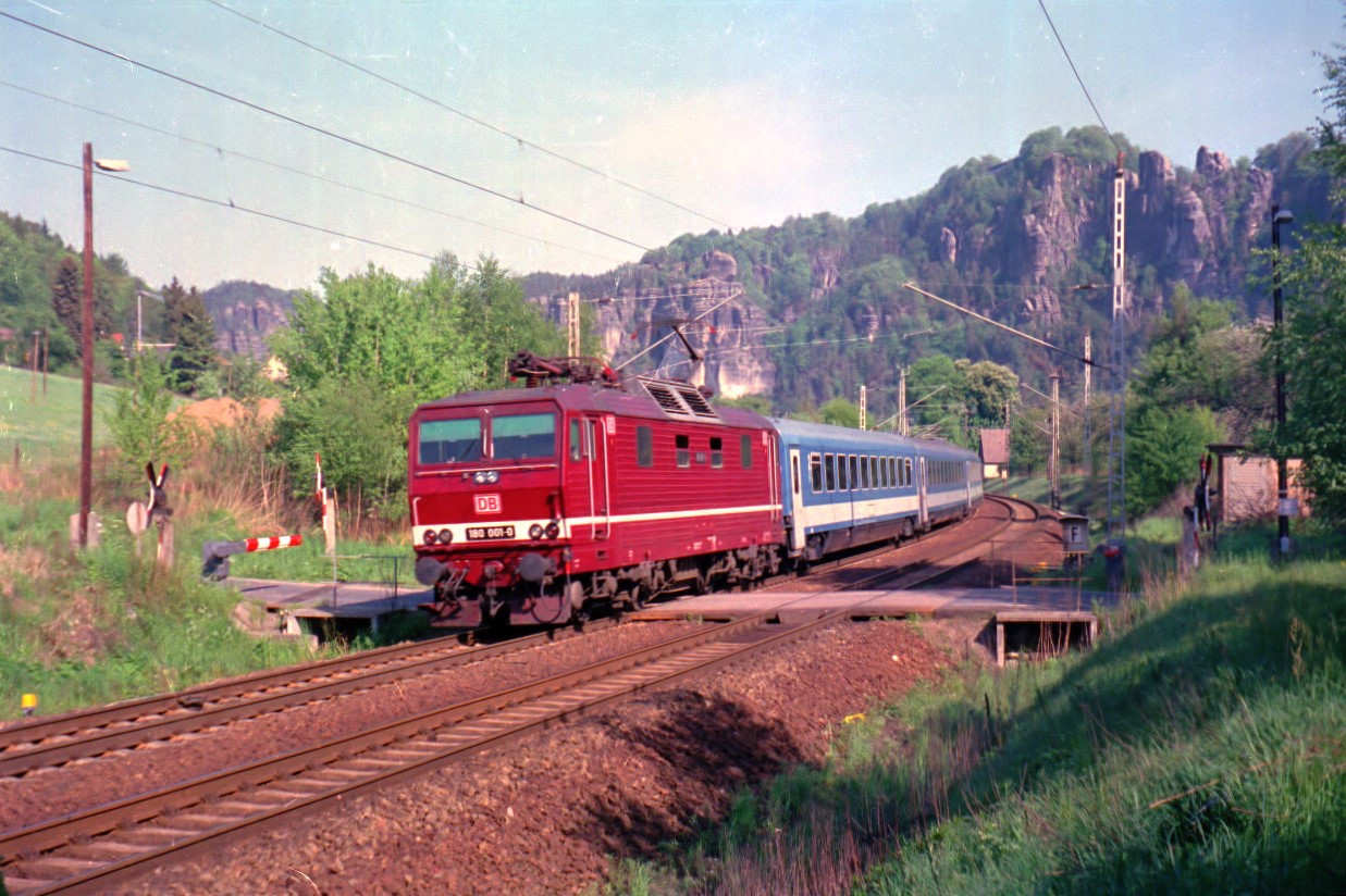 der Prototyp der Dr-Baureihe 180 mit einém EC-Zug in Höhe Bahnhof Kurort Rathen, fotografiert im Mai 1998