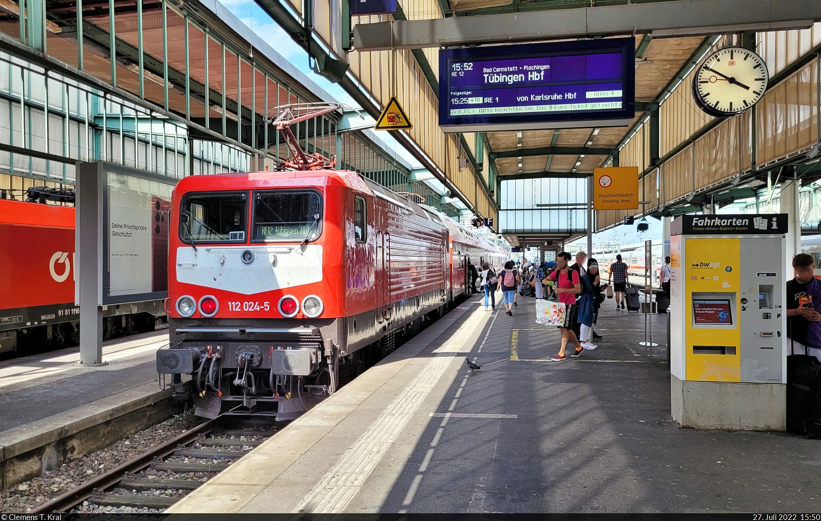 Der RE12-Ersatzzug legt mit 114 024-3 (112 024-5) einen Halt in Stuttgart Hbf auf Gleis 7 ein.

🧰 Wedler Franz Logistik GmbH & Co. KG (WFL) für die SWEG Bahn Stuttgart GmbH (SBS)
🚝 RE 29096 (RE12) Heilbronn Hbf–Tübingen Hbf
🕓 27.7.2022 | 15:50 Uhr