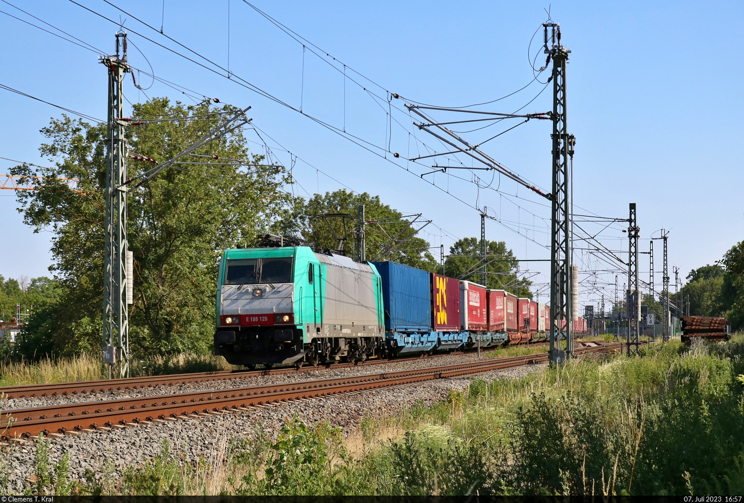 Der regelmäßige KLV-Zug der Erontrans Sp.z.o.o. hat mit 186 126-9 den Bahnhof Schkopau durchquert und bewegt sich nun auf Halle-Ammendorf zu.

🧰 Alpha Trains Belgium NV/SA, vermietet an die CFL cargo Deutschland GmbH
🕓 7.7.2023 | 16:57 Uhr