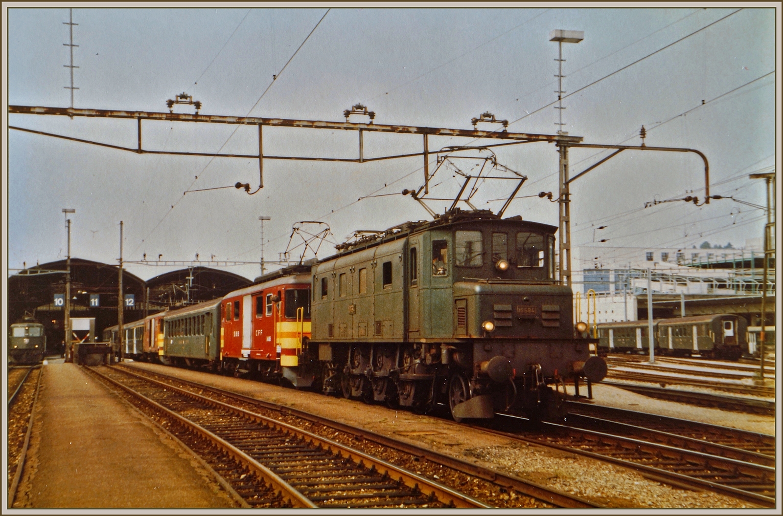 Der Regionalzug 6032 bei der Ausfahrt in Luzern. Wegen eines Verstärkungswagen (B) nach Hochdorf verkehrte am 4. Juli 1984 der Zug in dieser eigenwilligen Komposition: Ae 3/6 10684, De 4/4, B nach Hochdorf, De 4/4, AB, B und Bt.

