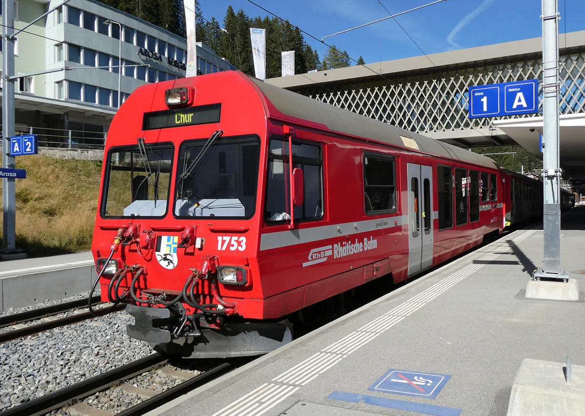 Der Regionalzug nach Chur wartet im Bahnhof Arosa auf die Abfahrt. Arosa, 13.10.2023