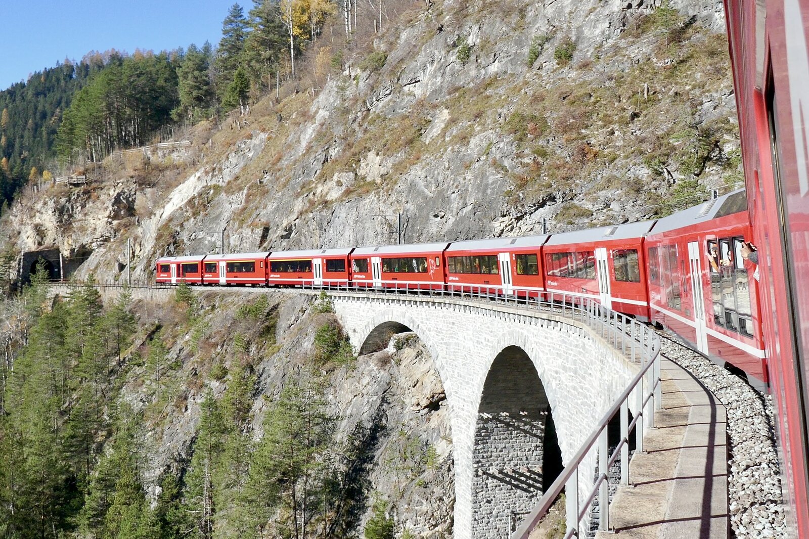 Der RhB Alvra 5704 am 13.11.22 auf dem Landqasserviadukt.
