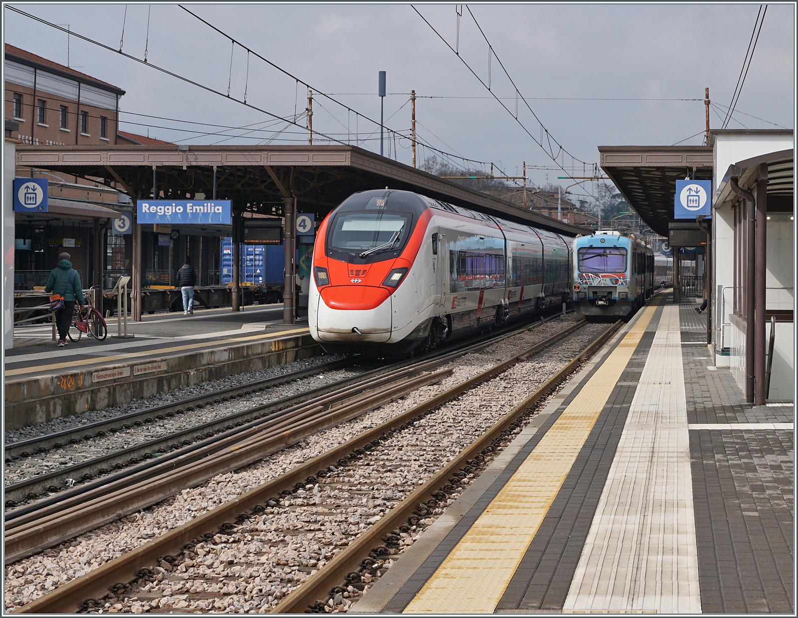 Der SBB  Giruno  RABe 501 018  Appenzell Ausserrhoden  hat als EC 307 von Zürich nach Bologna in Reggio Emilia sein Ziel schon fast erreicht.

14. März 2023