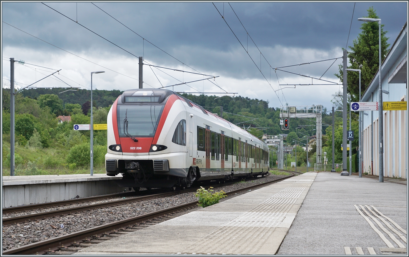 Der SBB RABe 522 208 erreicht als RER JURA R1 5868 sein Ziel Delle. Der Zug erreicht den SNCF Bahnhof auf dem einzigen f�r 15000 Volt / 16 2/3 Hertz ausger�steten Gleis. Nach Meroux durchfahrende Z�ge vor dem Fahrplanwechsel nutzen das Gleis 1, welches nun kaum mehr benutzt wird, da der Bahnhof f�r den Fahrplan der durchgehenden Z�ge von und nach Meroux gebaut und elektrifiziert wurde.

20. Mai 2026


