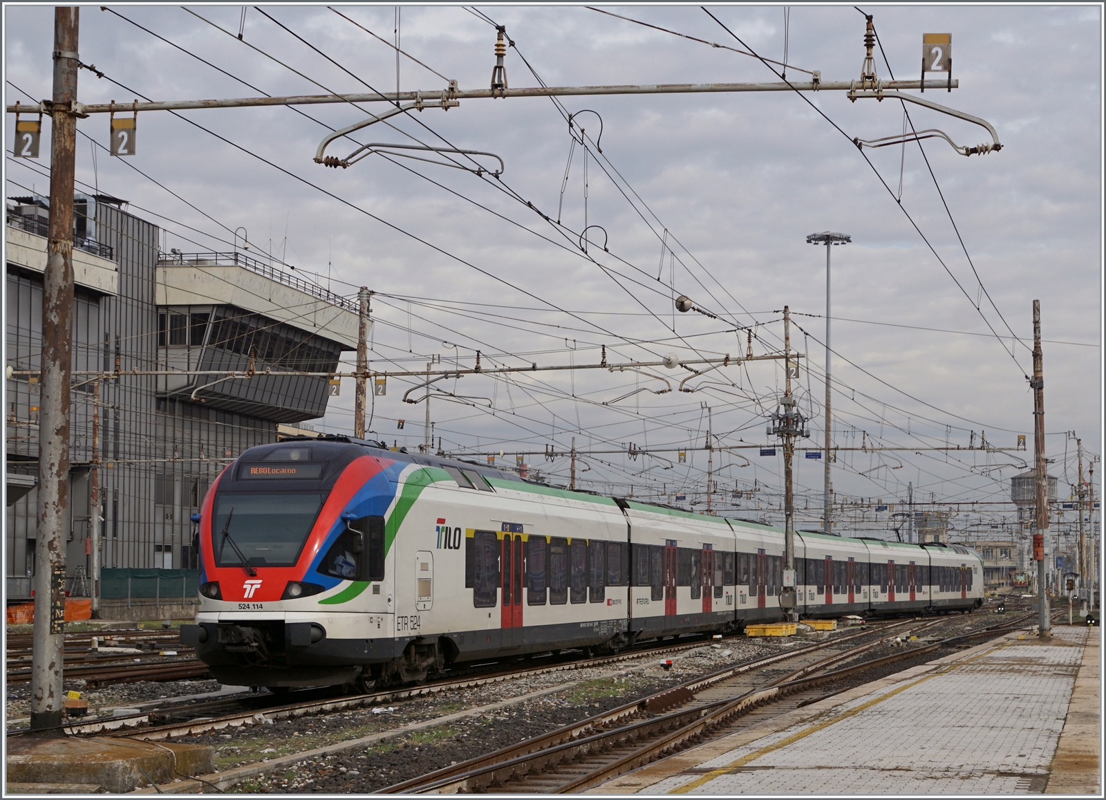 Der SBB TILO RABe 524 114 verlässt Milano Central in Richtung Schweiz. Chiasso, der Grenzbahnhof liegt von Milano nur 51 km Entfernt. Ziel des Zuges ist Locarno, welche durch den neuen Ceneri-Basistunnel und eine Verbindungsstrecke in 1 Stunde und 52 Minuten erreicht wird. 

8. November 2022