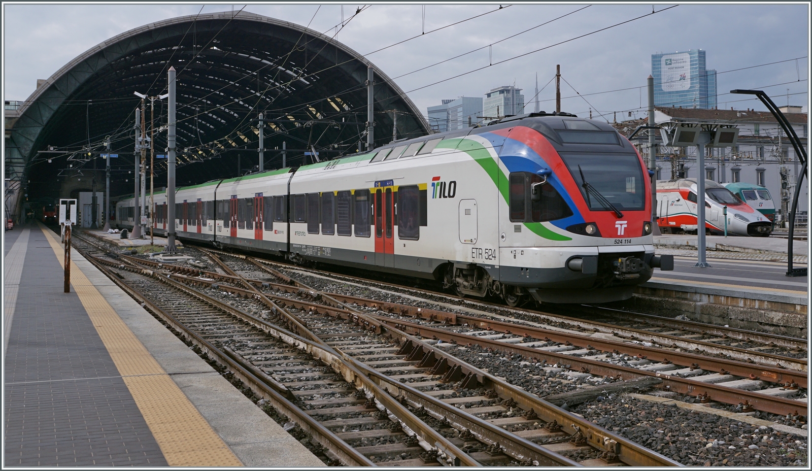 Der SBB TILO RABe 524 114 verlässt Milano Central in Richtung Schweiz. Chiasso, der Grenzbahnhof liegt von Milano nur 51 km Entfernt. Ziel des Zuges ist Locarno, welche durch den neuen Ceneri-Basistunnel und eine Verbindungsstrecke in 1h 52' erreicht wird.

8. November 2022