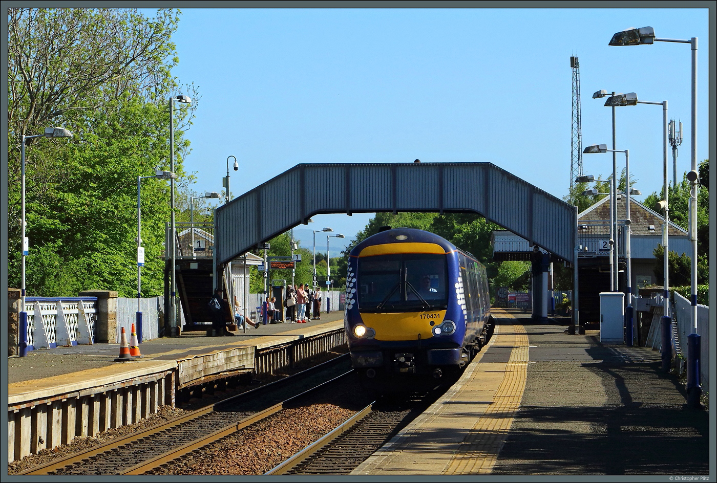 Der ScotRail-Triebwagen 170431 fährt am 15.05.2025 durch den südlich der Fifth of Forth-Brücke gelegenen Bahnhof Dalmeny.