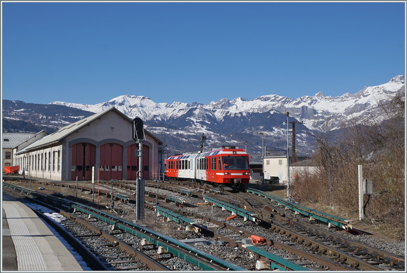 Der SNCF BD eh 4/8 803 (Z 800 803) kommt in St-Gervais-Les-Bains-Le-Fayet zur Bereitstellung als TER 18913 nach Vallorcine aus dem Dépôt gefahren.

14. Februar 2023