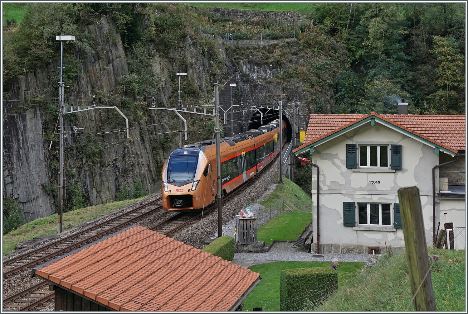 Der SOB Traverso RABe 526 112 verlässt als IR26 2320  Treno Gottardo  den Wattinger Kehrtunnel. Der Zug ist von Locarno nach Basel unterwegs. 

19. Oktober 2023